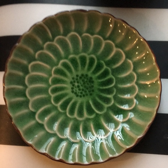 NWOT; 2 cups/ 2 small plates - Picture 8 of 8